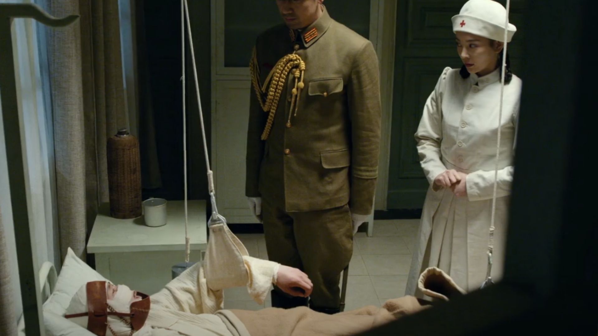 Diệp Bích Oanh kiên cường nổ súng đánh lạc hướng quân địch để Vũ Mộc Nhất Lang kịp thời rút lui cùng hòm đen