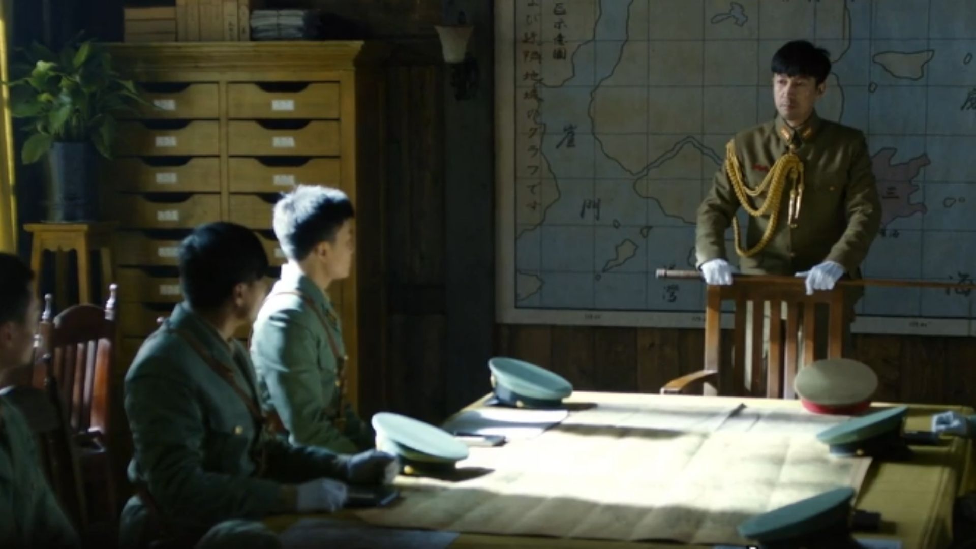 Vũ Mộc Nhất Lang nén đau đớn để bảo vệ hòm đen khỏi ngọn lửa chiến tranh đang bùng cháy dữ dội