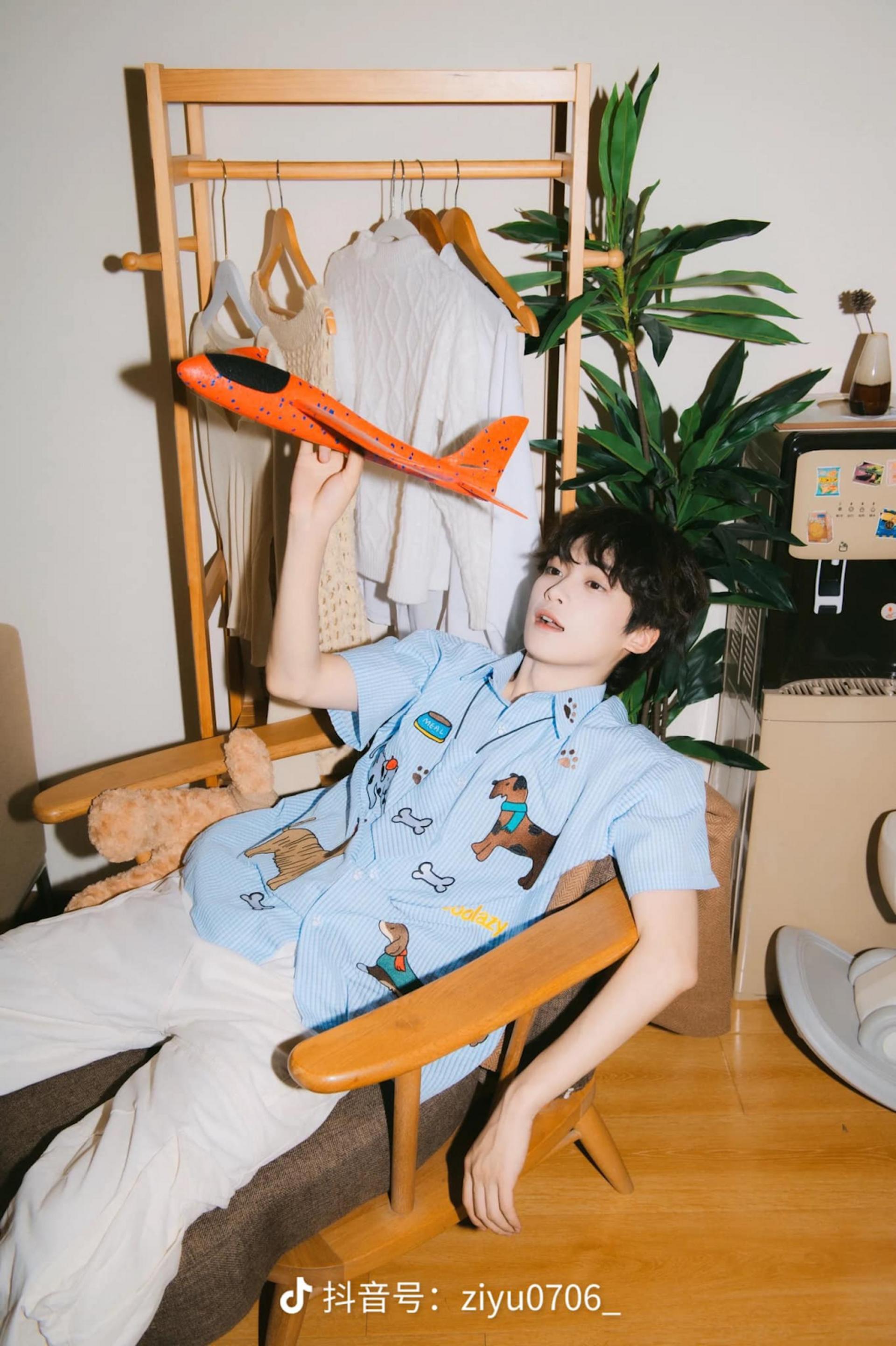 Từ các ảnh đời Tử Du đều toát ra được vibe "bạn trai/ em trai nhà bên" tươi sáng, hiền lành.