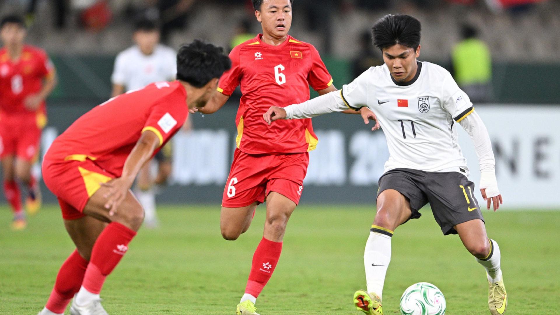 U23 Việt Nam liên tục bị U23 Trung Quốc ép sát và giành bóng