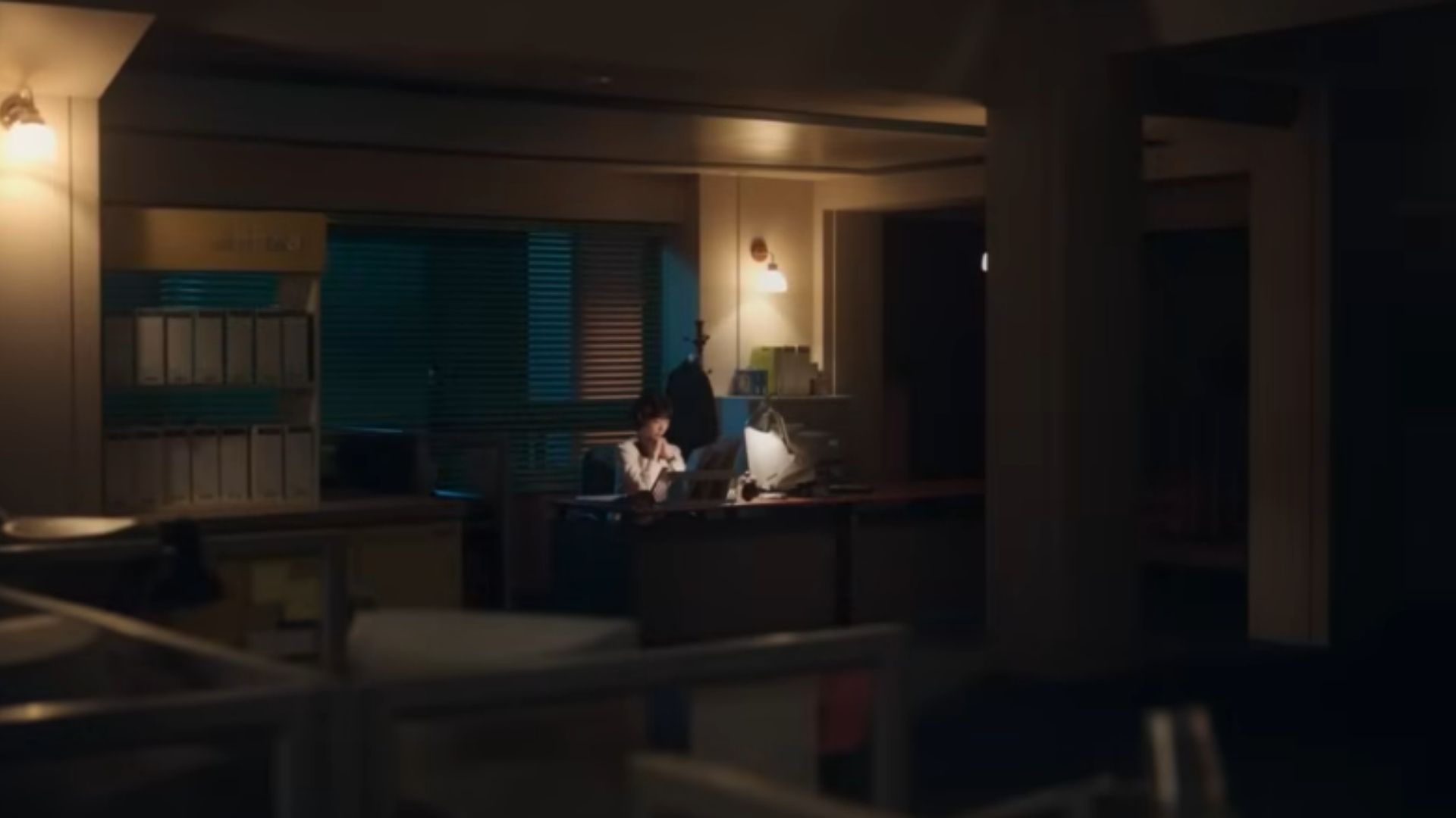 Hong nỗ lực kìm nén sự lo lắng khi trực tiếp đối mặt với ánh mắt dò xét của ông trùm ngay tại khu vực sảnh chính trong tập 3