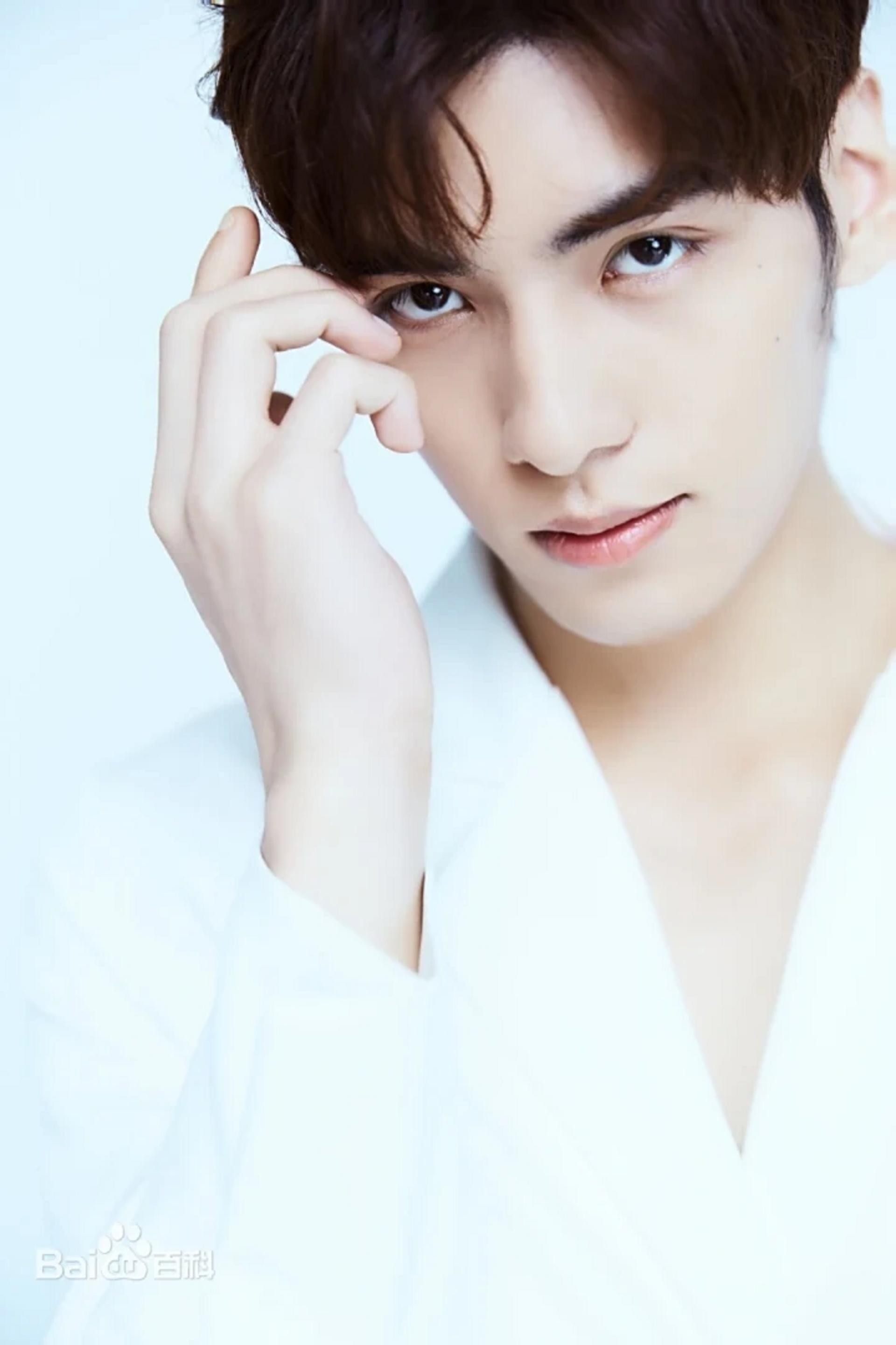 "Hoàng tử băng" của Cbiz thế hệ mới - Văn Uyên