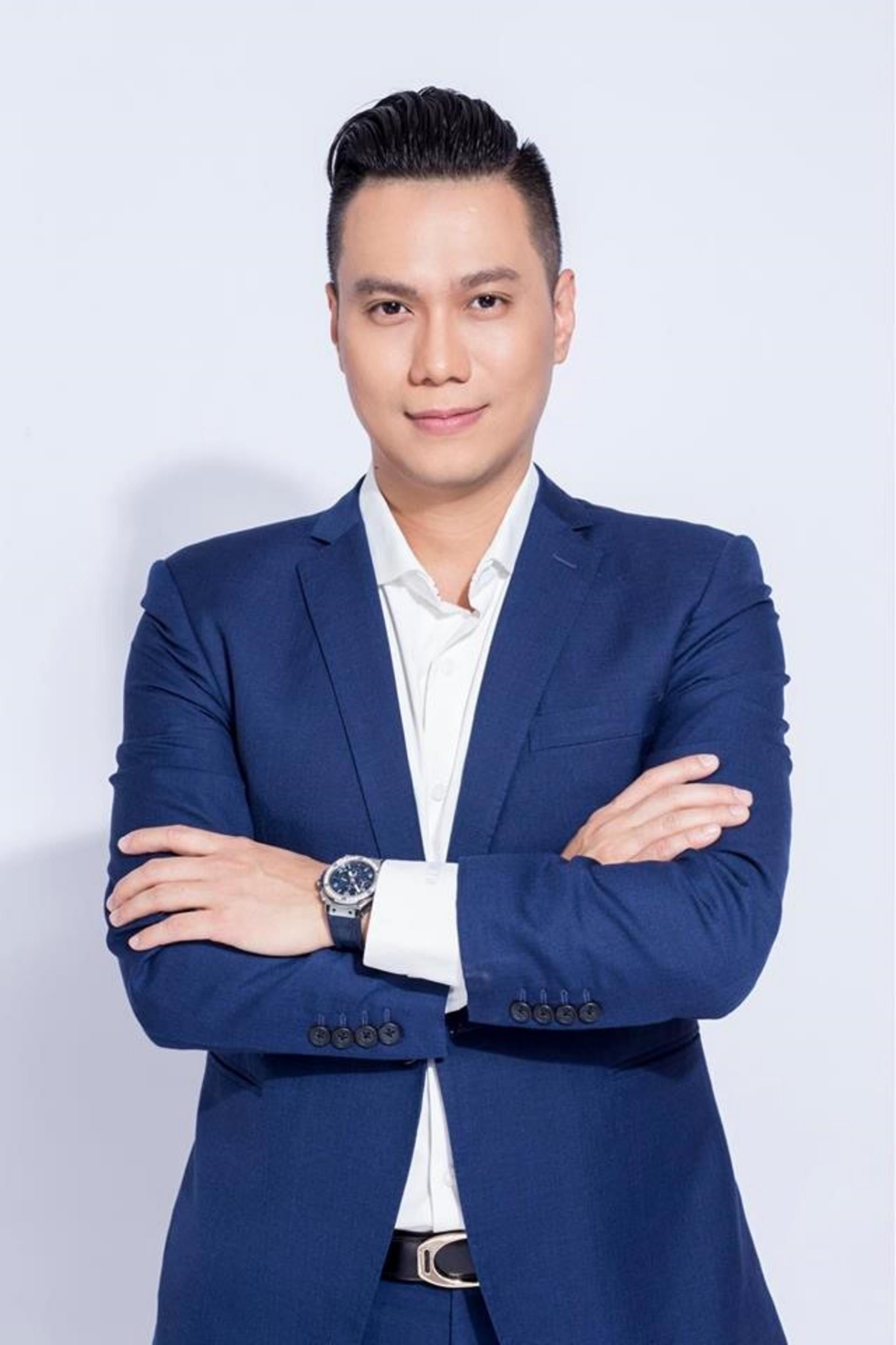 Nghệ sĩ ưu tú Việt Anh lịch lãm trong trang phục vest, khẳng định phong độ đỉnh cao của một nam chính hàng đầu