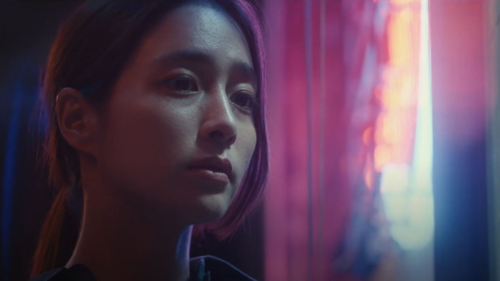 J âm thầm theo dõi mọi chuyển động của con mồi qua hệ thống giám sát, chuẩn bị cho màn kết liễu đẫm máu