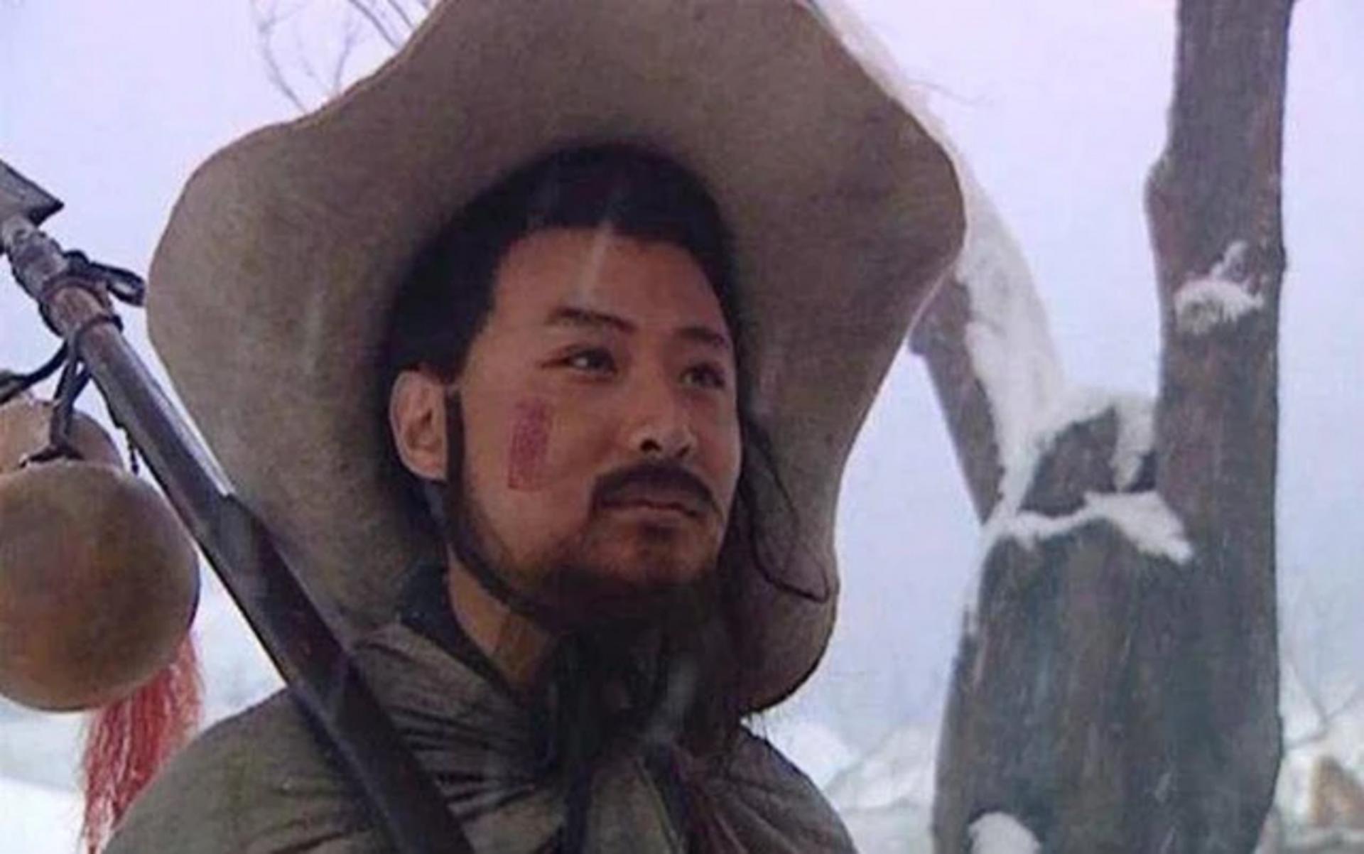 Hình ảnh người phụ nữ đoan trang, tiết liệt giữa bối cảnh chính trị tàn khốc.