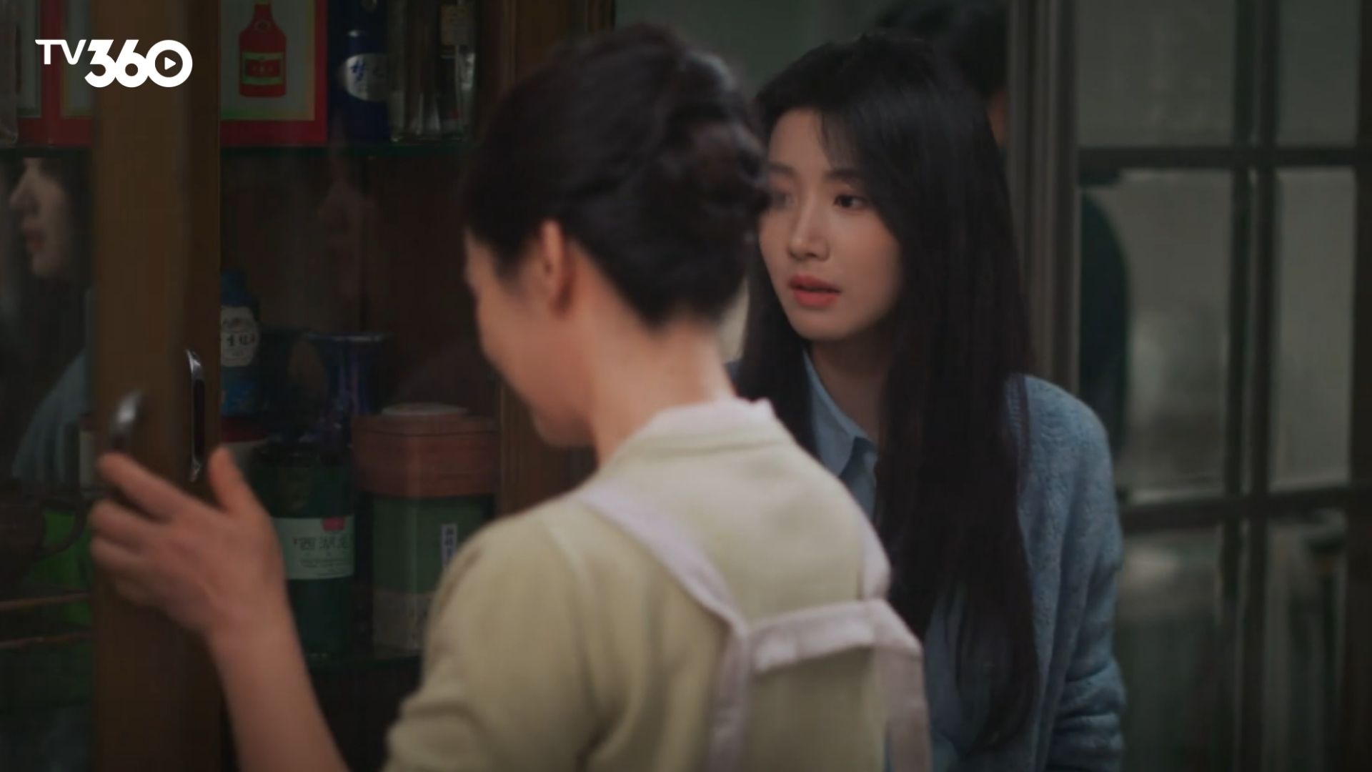 Khoảnh khắc Hồ Tu mỉm cười hạnh phúc bên Tiêu Trĩ Vũ trong ngày ra mắt văn phòng mới, đánh dấu sự khởi đầu của một chương đời tươi sáng