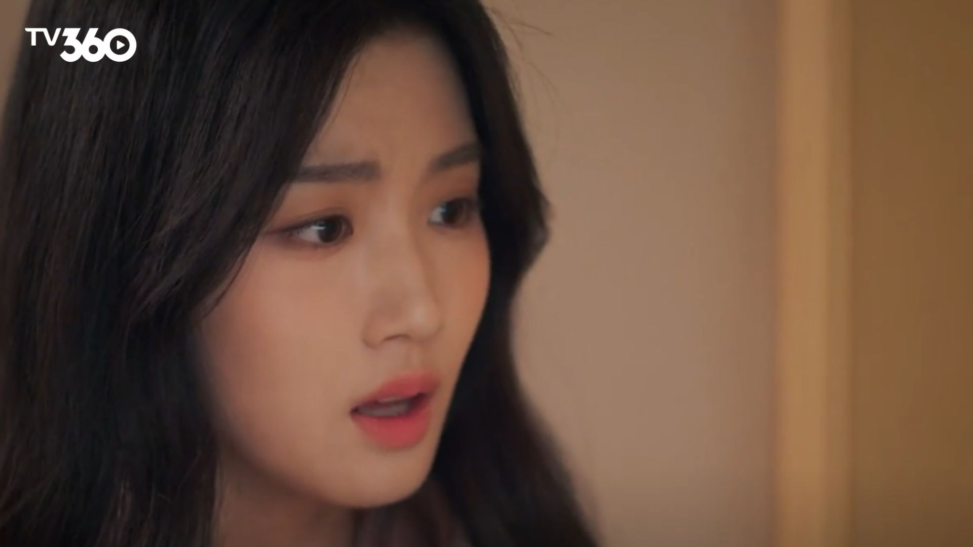 Khoảnh khắc Hồ Tu mỉm cười hạnh phúc bên Tiêu Trĩ Vũ trong ngày ra mắt văn phòng mới, đánh dấu sự khởi đầu của một chương đời tươi sáng