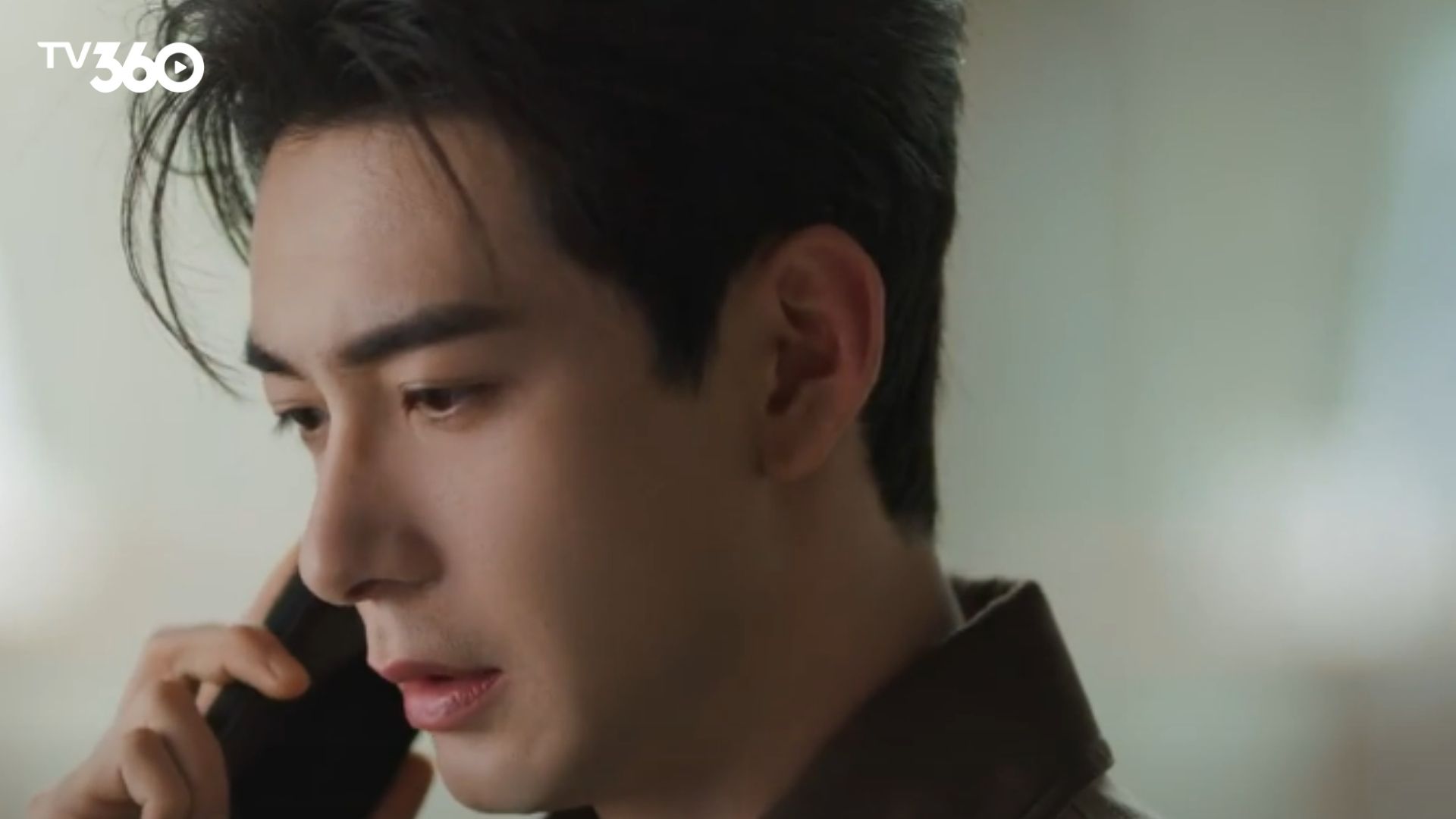 Khoảnh khắc Hồ Tu mỉm cười hạnh phúc bên Tiêu Trĩ Vũ trong ngày ra mắt văn phòng mới, đánh dấu sự khởi đầu của một chương đời tươi sáng