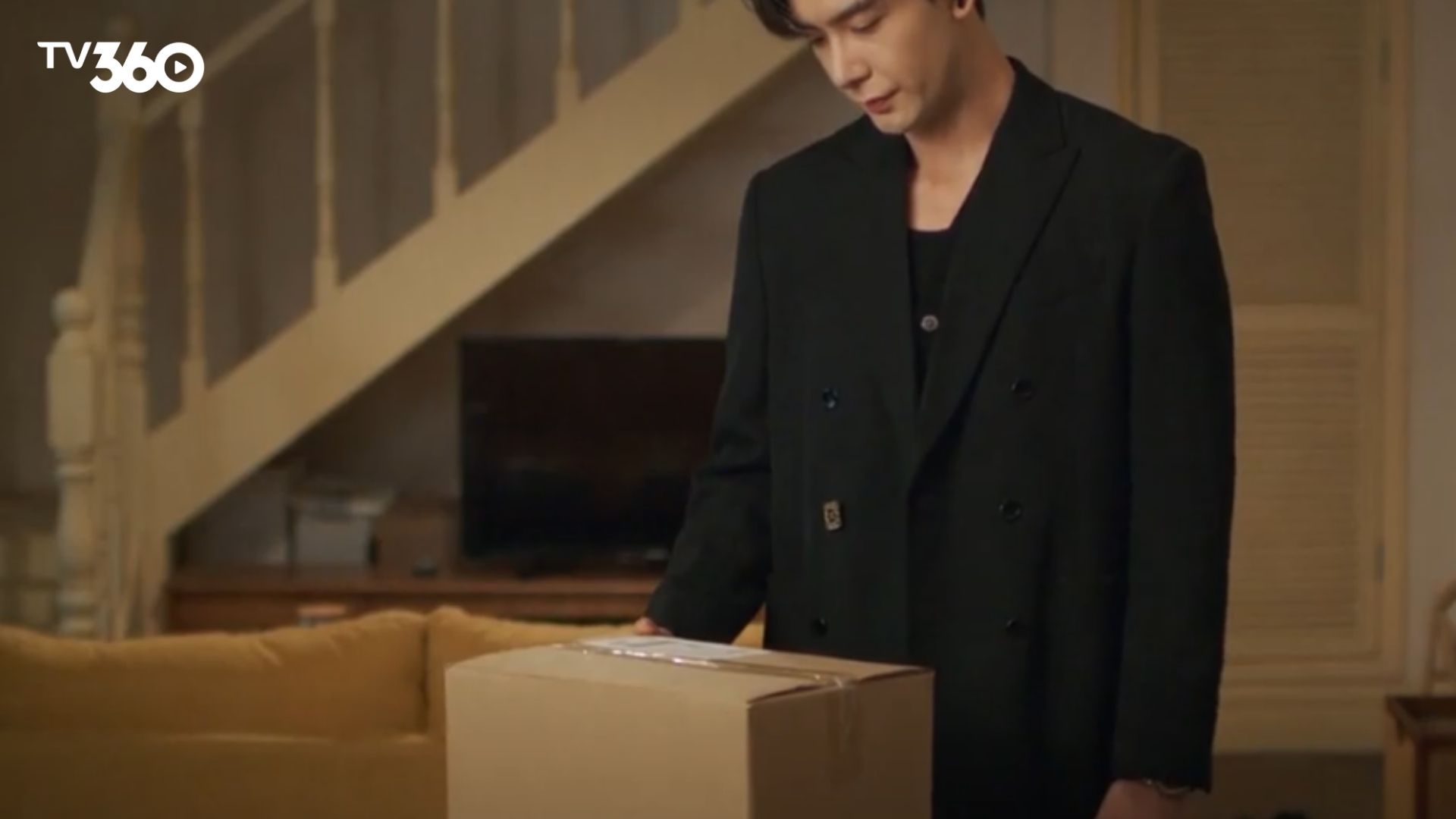 Hồ Tu tập trung làm việc bên máy tính lúc nửa đêm với mong muốn cứu vãn sự nghiệp của một khách hàng