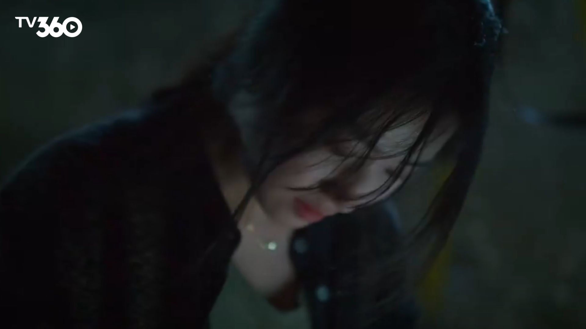 Hồ Tu và Tiêu Trĩ Vũ cùng nhau phân tích các tin nhắn đe dọa để tìm ra danh tính kẻ đứng sau