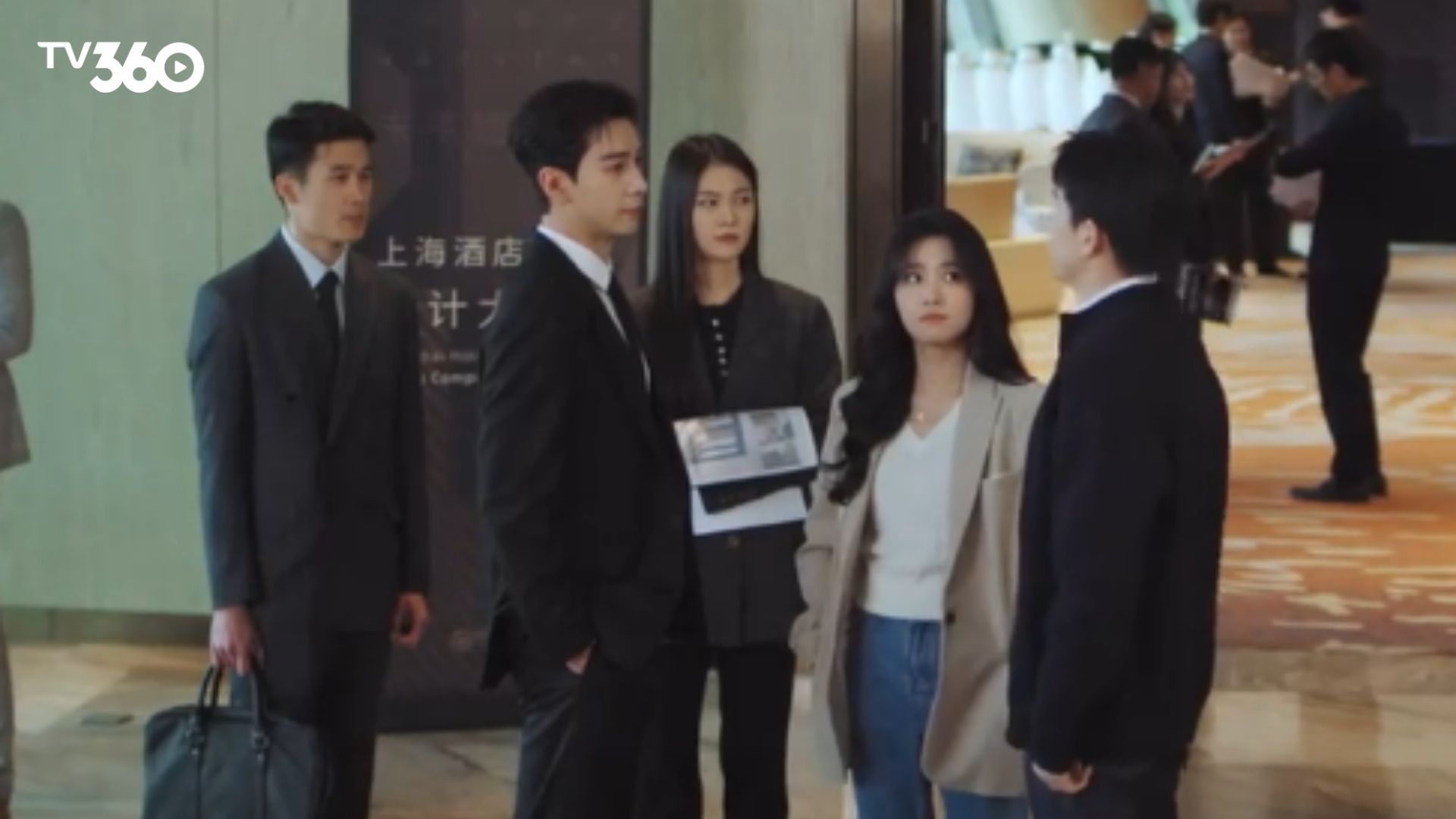 Hồ Tu nhẹ nhàng đắp chăn cho Trí Vũ và hôn lên trán con, cảm nhận trọn vẹn sự đủ đầy của hạnh phúc đời thực