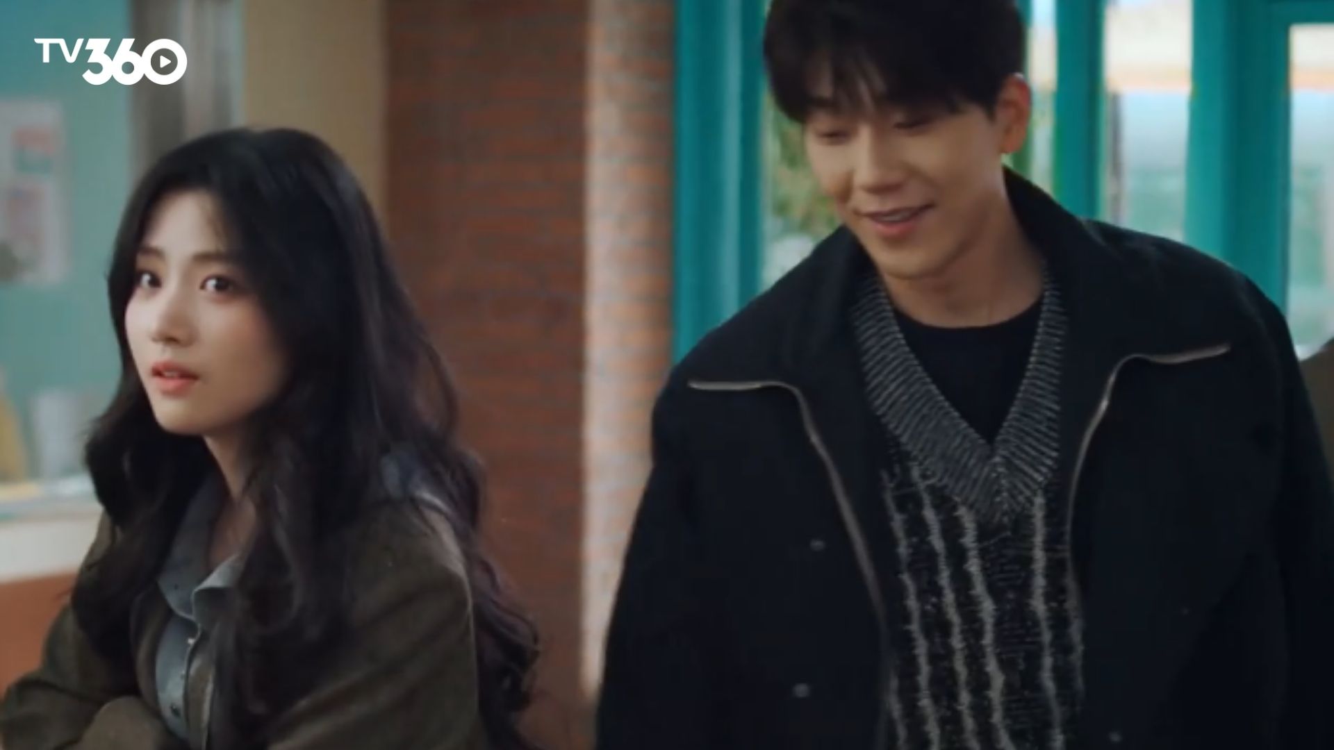 Hồ Tu mỉm cười rạng rỡ trao cho Tiêu Trí Vũ danh sách các đối tác mới giữa không gian làm việc đêm khuya