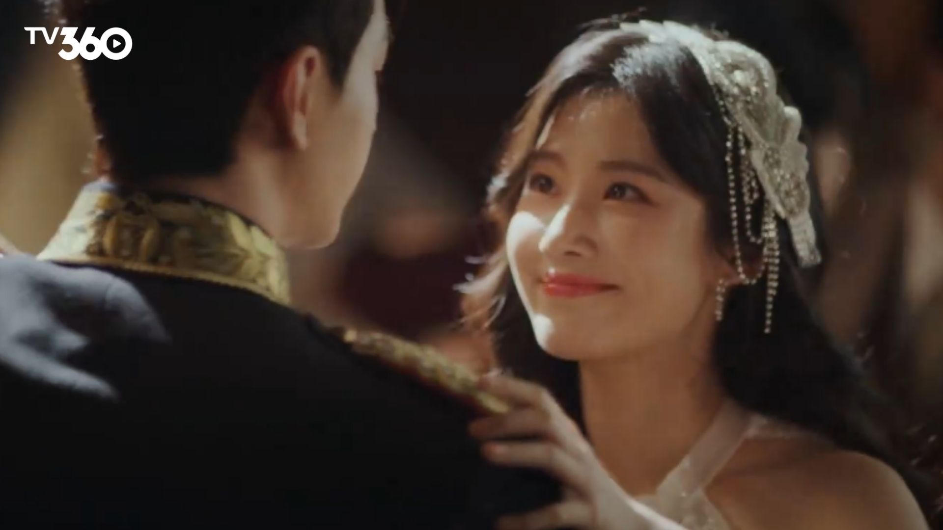 Tiêu Trí Vũ nắm lấy cổ tay Bùi Chẩn để bảo vệ Hồ Tu trước ánh mắt kinh ngạc của mọi người