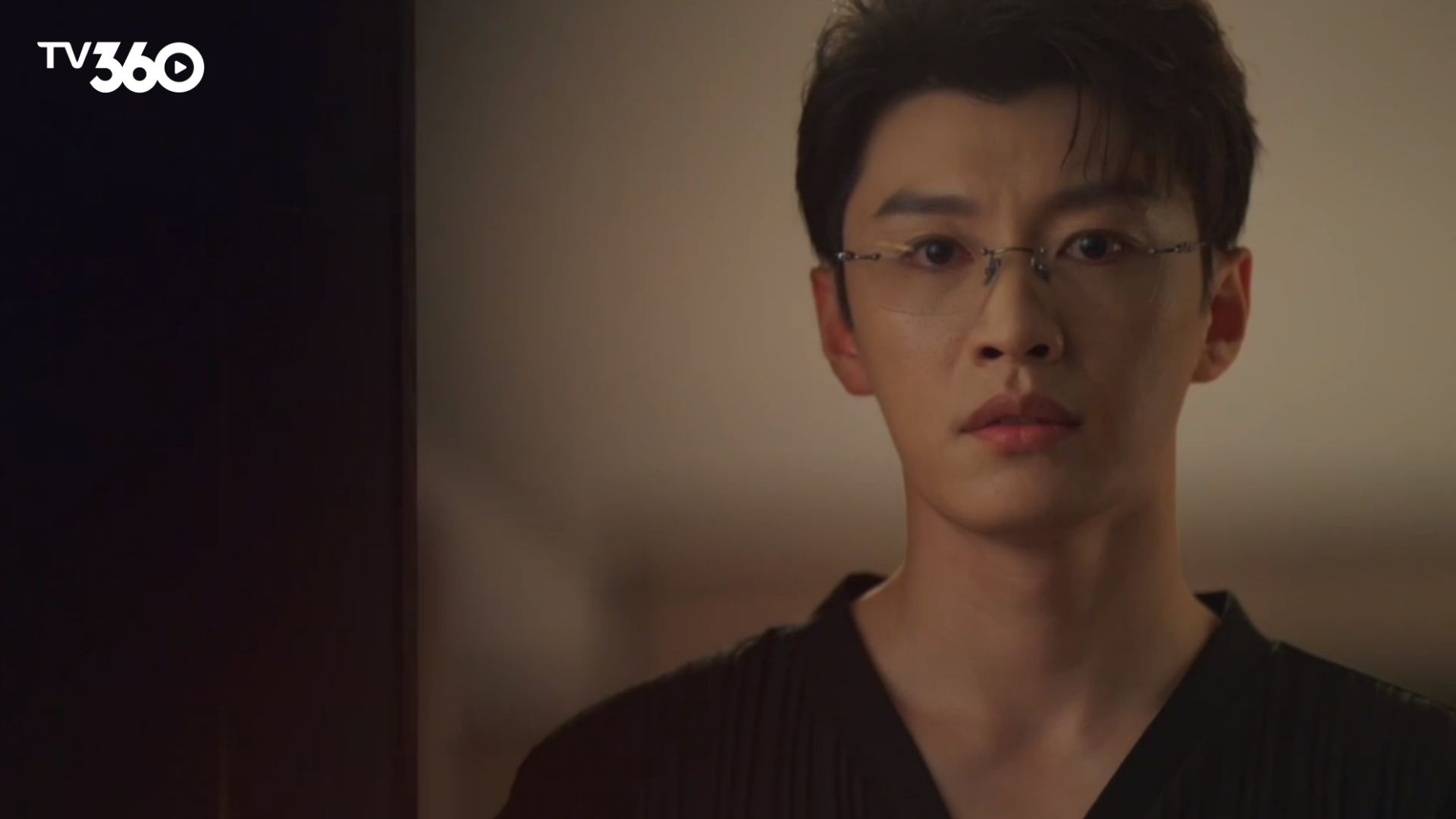 Bùi Chấn nỗ lực điều khiển cuộc chơi từ phía sau, trực tiếp tạo ra rào cản ngăn cách cặp đôi chính