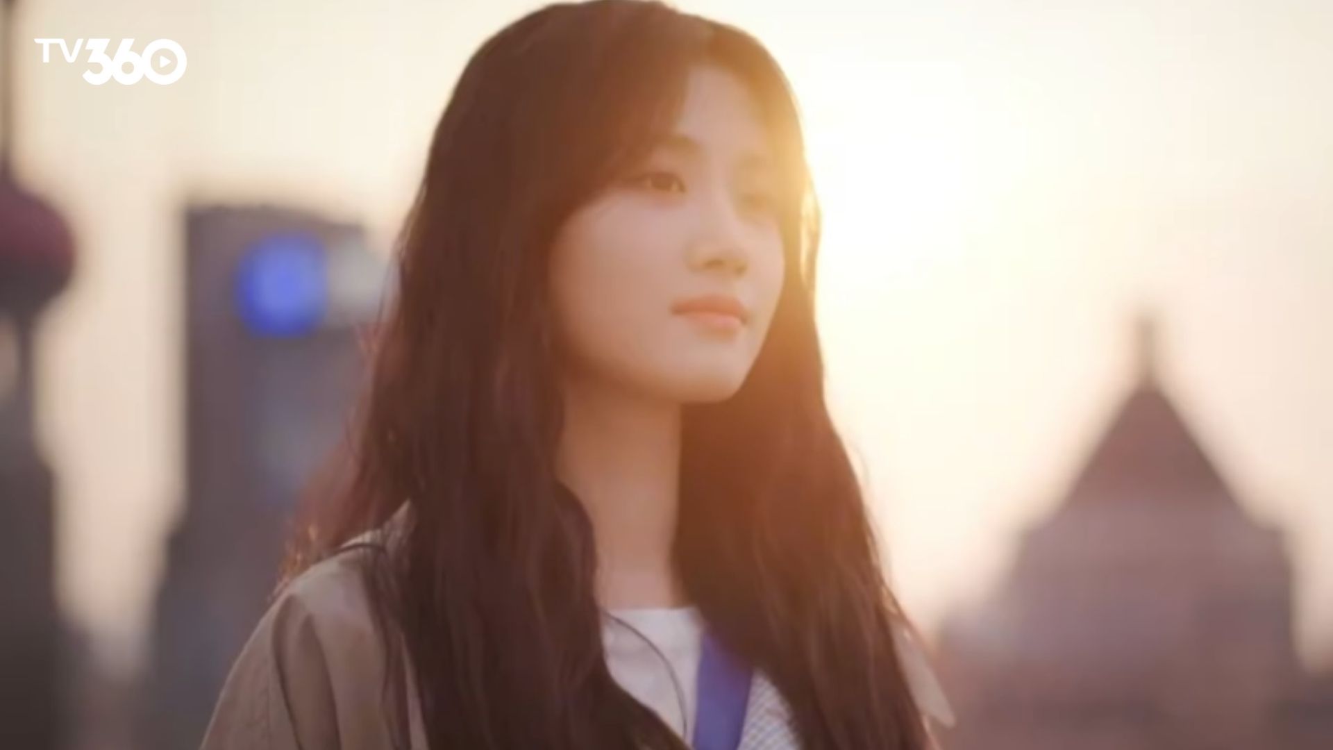 Tiêu Trĩ Vũ nắm chặt tay Hồ Tu, bảo vệ cô trước những lời lẽ xúc phạm từ người cũ trong thực tại