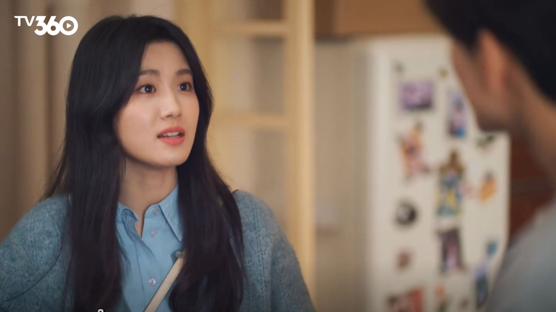 Hồ Tu và Tiêu Trĩ Vũ cùng nhau làm việc muộn tại văn phòng nhỏ, minh chứng cho sự đồng lòng trong cả tình yêu và sự nghiệp