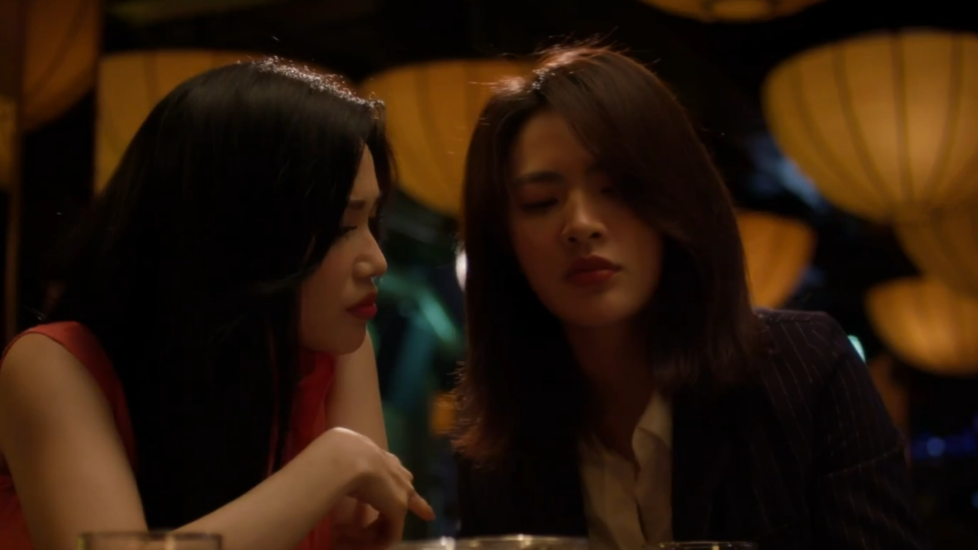 Giữa ranh giới mong manh của lý trí và cảm xúc, Nhật Phương cố giữ khoảng cách với Huy Hoàng – người duy nhất thật sự nhìn thấy nỗi bất an của cô