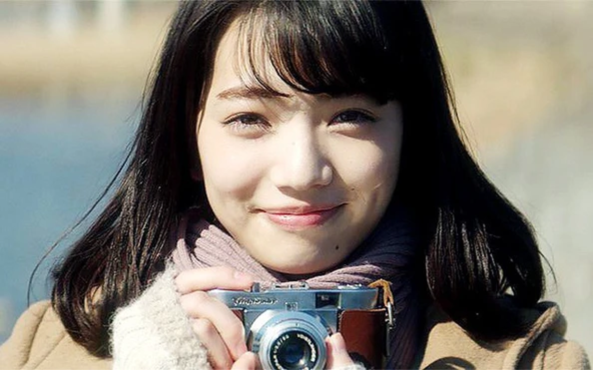 Sự giao nhau ngắn ngủi và đau đớn của hai dòng thời gian ngược lối.