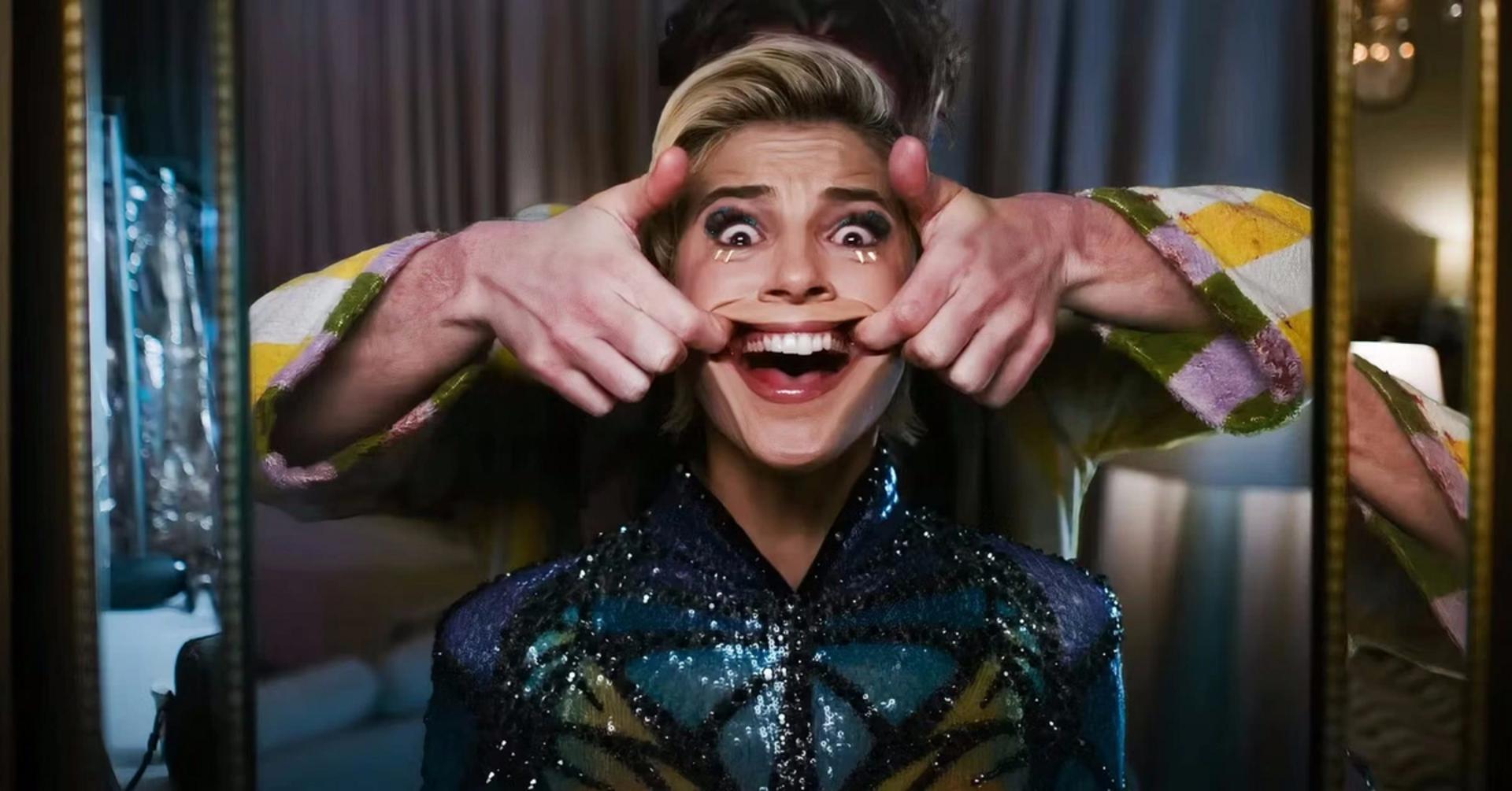 Ánh đèn sân khấu rực rỡ cũng không thể che giấu được bóng tối của lời nguyền.