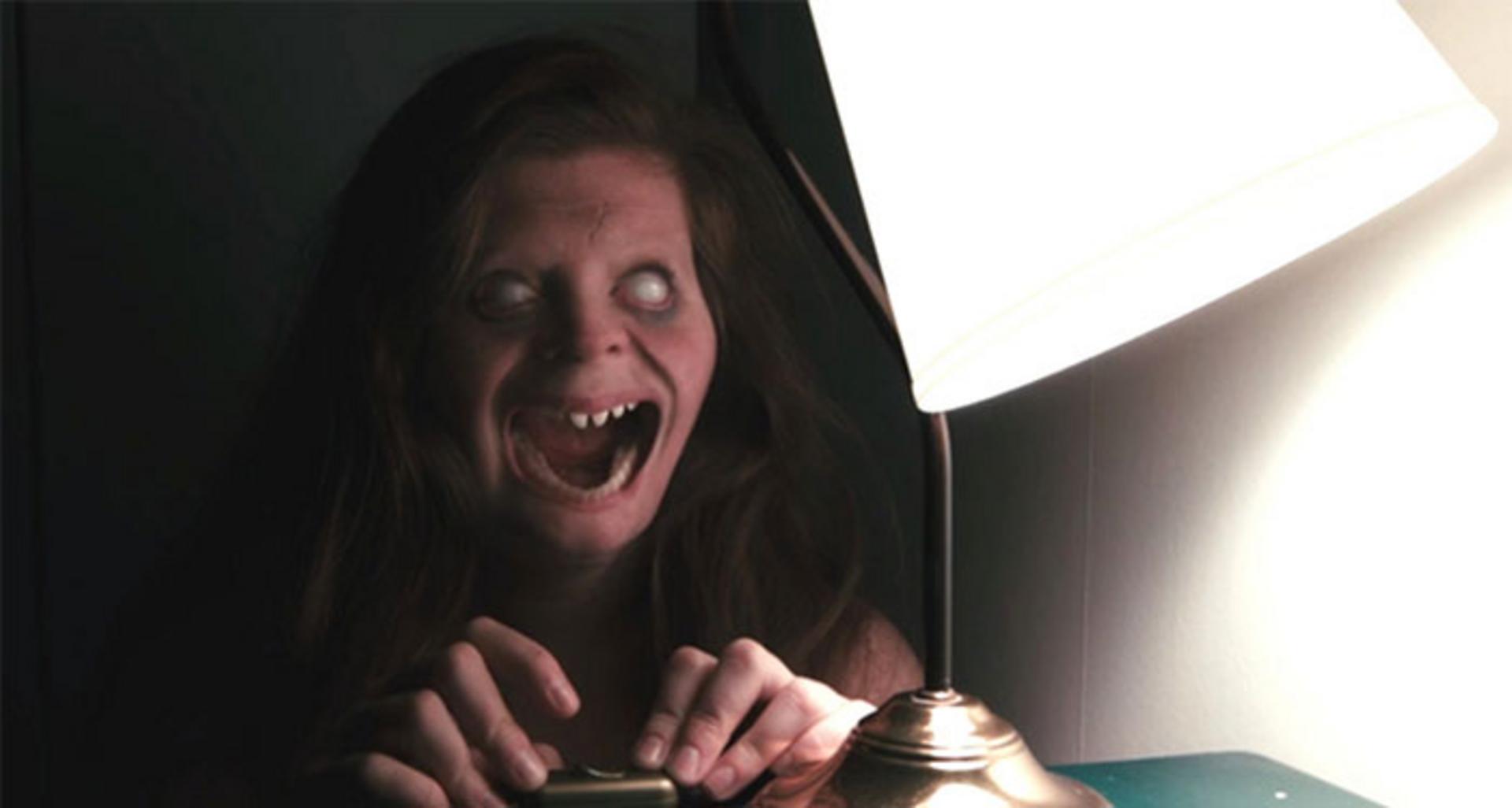 Đừng bao giờ tắt đèn, vì nó đang chờ đợi bạn trong bóng tối.