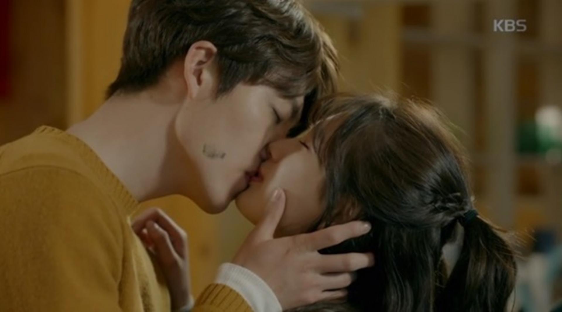 Chuyện tình của hai nhân vật vừa mãnh liệt, sâu sắc vừa đầy mất mát