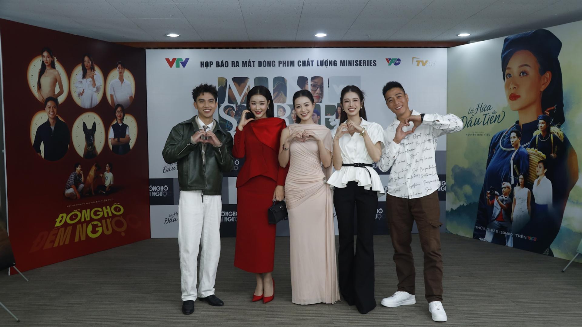 Hào quang rực rỡ không thể che lấp được những giọt nước mắt muộn màng.